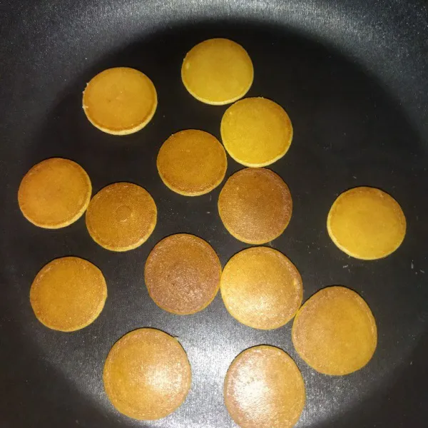 Jika bagian bawahnya sudah matang, balik satu persatu. Biarkan hingga sisi satunya lagi matang. Kemudian, angkat lalu sajikan dengan topping sesuai selera.