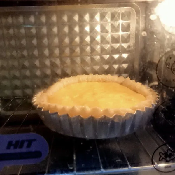 Tuang filling di atas pastry, kemudian panggang dalam oven yang sudah dipanaskan. Panggang selama 35-40 menit dengan suhu 190°C menggunakan api atas bawah.