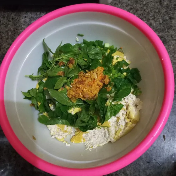 Campur bumbu halus bersama irisan bawang daun dan daun kemangi, beri garam, kaldu jamur, merica bubuk dan gula pasir, aduk rata.