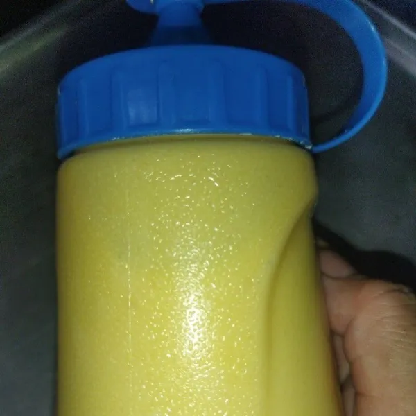 Masukkan adonan ke dalam botol saus agar lebih mudah.
