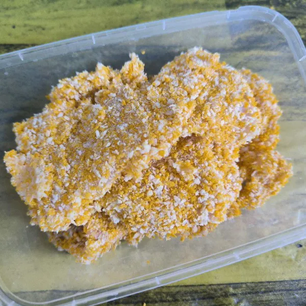 Lakukan hingga selesai, simpan kedalam freezer selama 30 menit supaya tepungnya dapat menempel dengan sempurna.