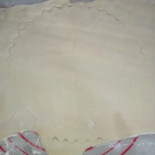 Dinginkan pada suhu ruang, kemudian cutter pastry sesuai bentuk cetakan.