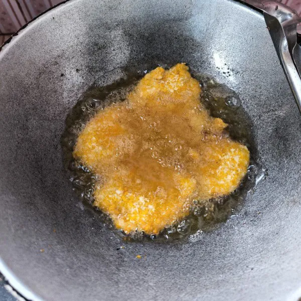 Panaskan minyak goreng, setelah minyak cukup panas masukkan ayam katsu, goreng hingga matang.