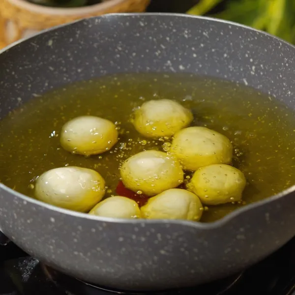 Panaskan minyak dan goreng hingga kecoklatan, angkat dan tiriskan.