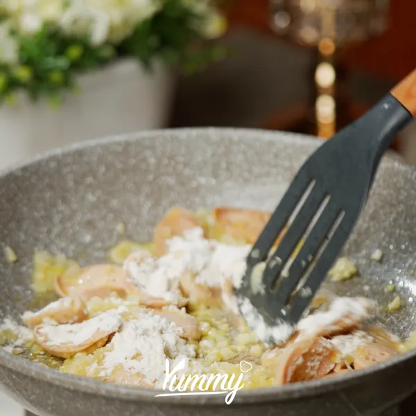 Panaskan wajan tambahkan butter. Tumis bawang putih, bombay hingga harum tambahkan sosis lalu tepung terigu masak hingga matang.