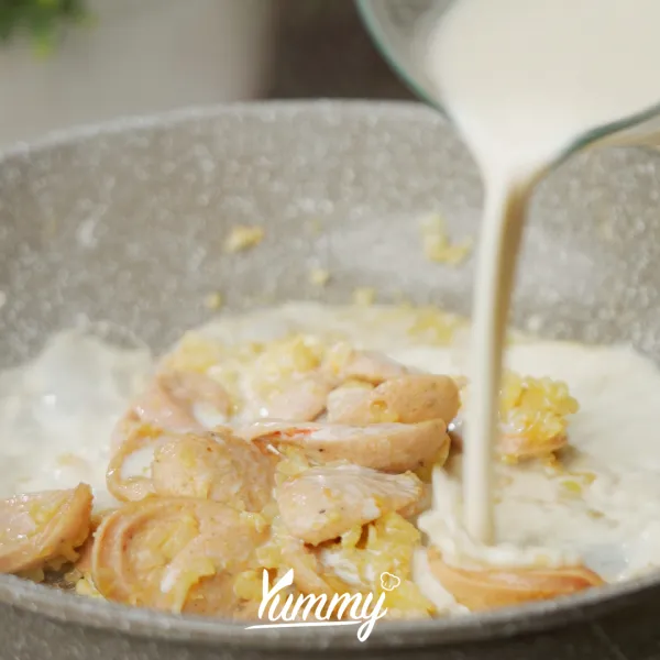 Tambahkan susu aduk rata, tambahkan fettuccine dan masukan extract jus bit, aduk hingga rata.