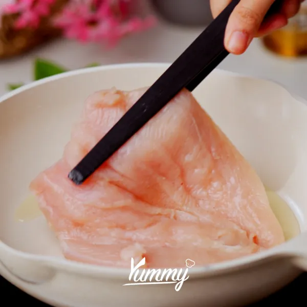 Panaskan wajan dan tambahkan minyak goreng, masukan ayam dan masak hingga dua sisi menjadi golden brown. Angkat dan sisihkan.