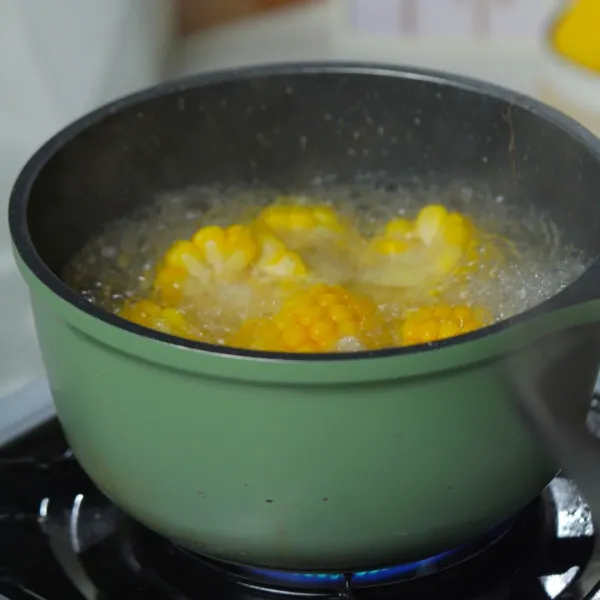 Siapkan jagung, rebus jagung sampai matang. Angkat lalu potong jagung tiap sisi, di wajan yang sama tuang jagung tambahkan air, gula masak hingga mendidih lalu beri larutan maizena, aduk rata lalu sisihkan.