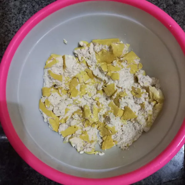 Haluskan tahu, sisihkan.