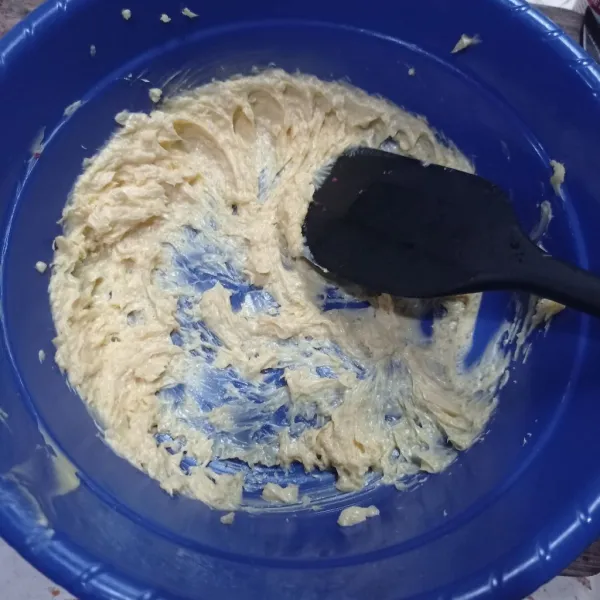 Masukan margarin dan gula halus, lalu mixer dengan speed rendah sampai creamy