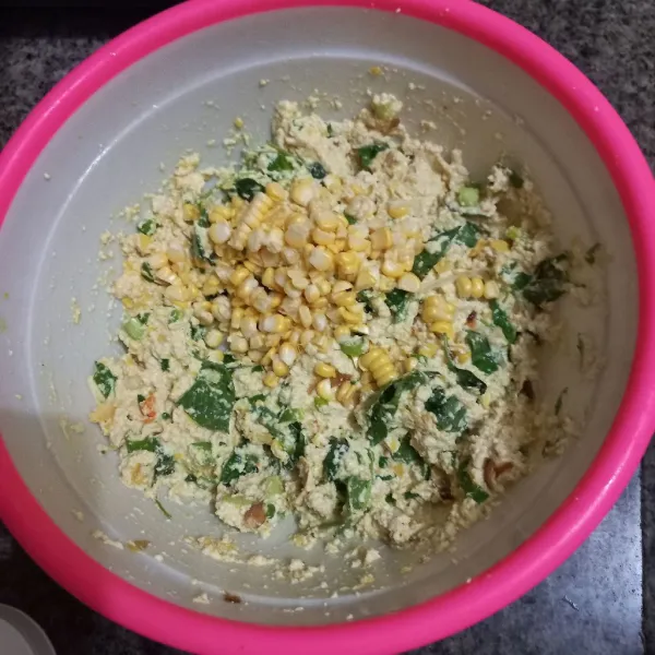 Tambahkan jagung manis, aduk rata.