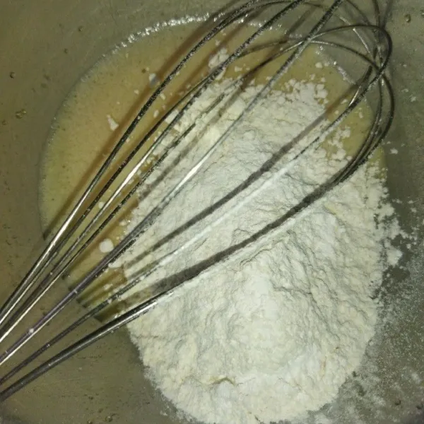 Tambahkan tepung terigu, aduk hingga semua bahan tercampur rata (saring jika perlu).