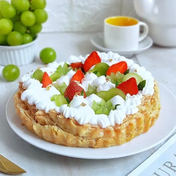 Hias dengan whipped cream dan buah di atasnya, pastry siap dipotong sesuai dengan selera!