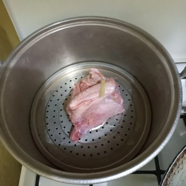 Lumuri ayam kampung dengan bumbu marinasi, kukus selama 30 menit.