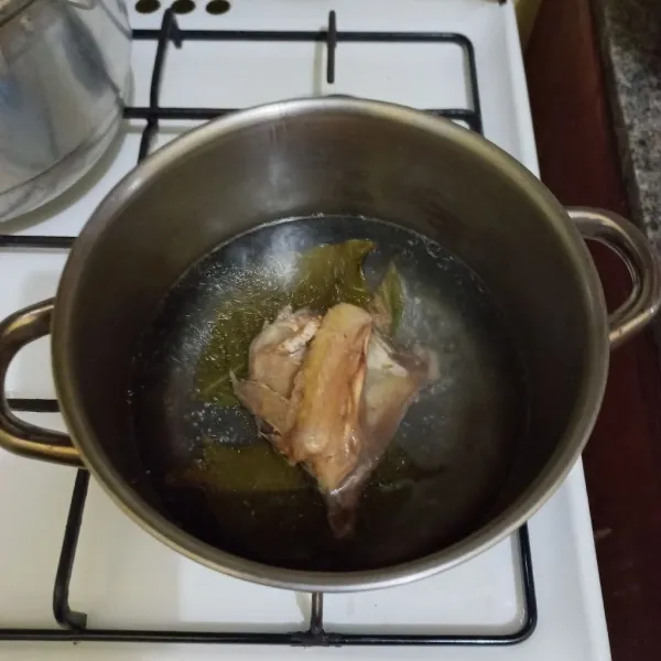 Masukkan ayam kampung yang telah direbus.