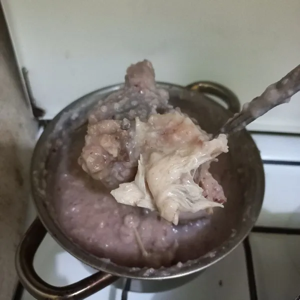 Masak hingga nasi halus dan ayam kampung empuk.