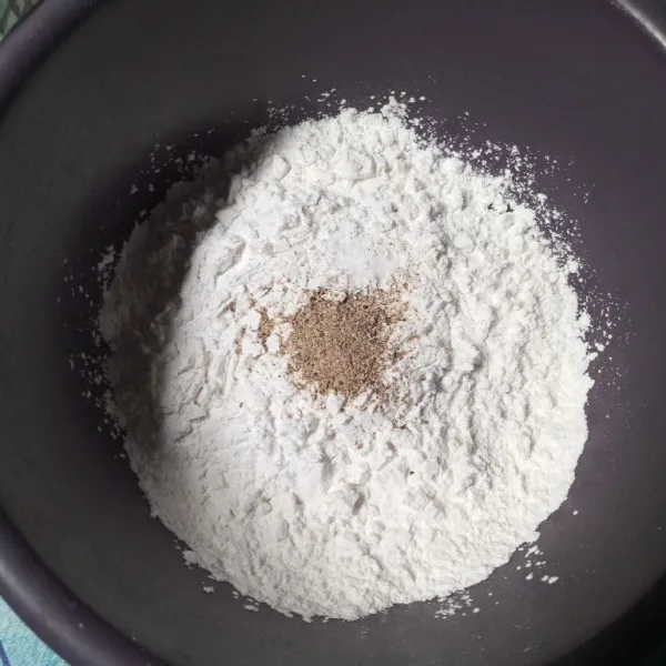 Campurkan tapioka, garam, kaldu bubuk dan lada bubuk.