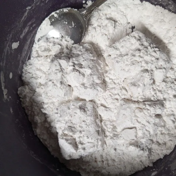 Balurkan tahu kedalam tepung sampai ke sela-sela remahan tahu.