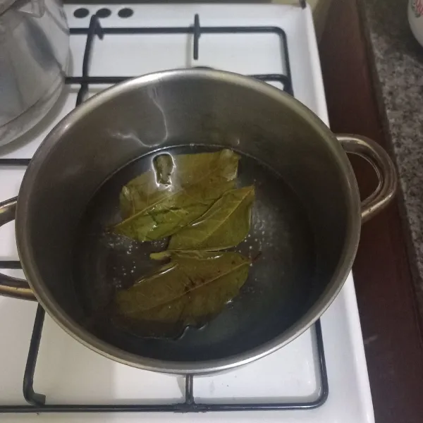 Didihkan air bersama daun salam.
