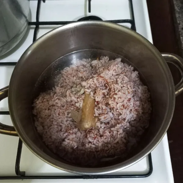 Masukkan nasi beras merah, kecilkan api.