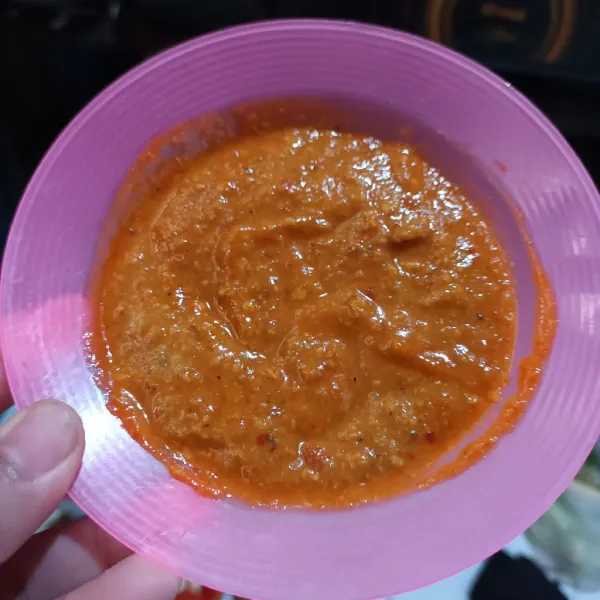 Blender semua bahan bumbu halus. Sisihkan.