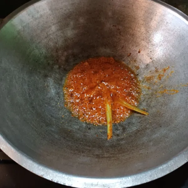 Kemudian tumis bumbu halus, lengkuas dan serai. Aduk sampai tidak bau langu.