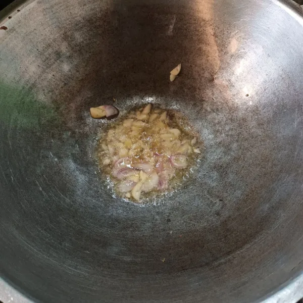 Tumis bawang merah dan bawang putih sampai harum.