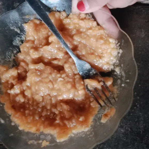 Kupas pisang lalu haluskan menggunakan garpu.