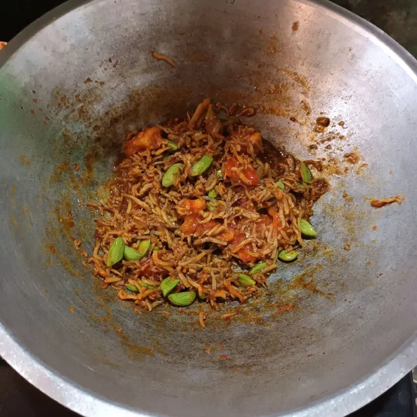 Tes rasa, masak sampai air menyusut (sedikit basah). Matang dan siap disajikan.