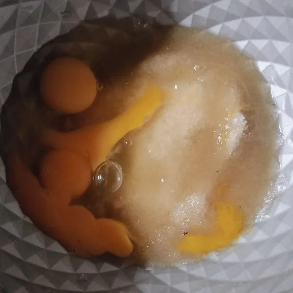 Masukkan gula dan telur, lalu kocok sampai gulanya halus.