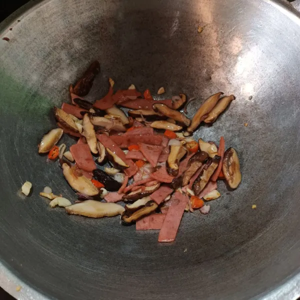 Lalu masukan jamur shitake, cabe dan smoked beef. Aduk² sampai harum jamur.