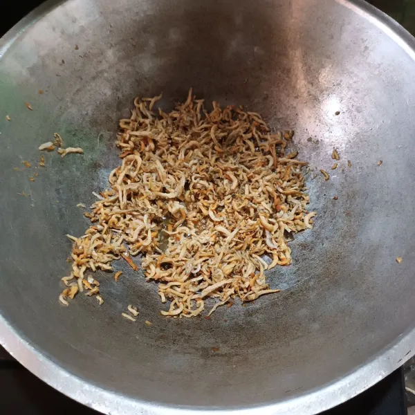 Lalu goreng teri medan hingga kering. Angkat dan tiriskan.