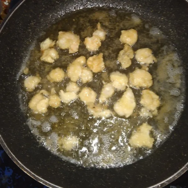 Kemudian goreng hingga matang kecoklatan.