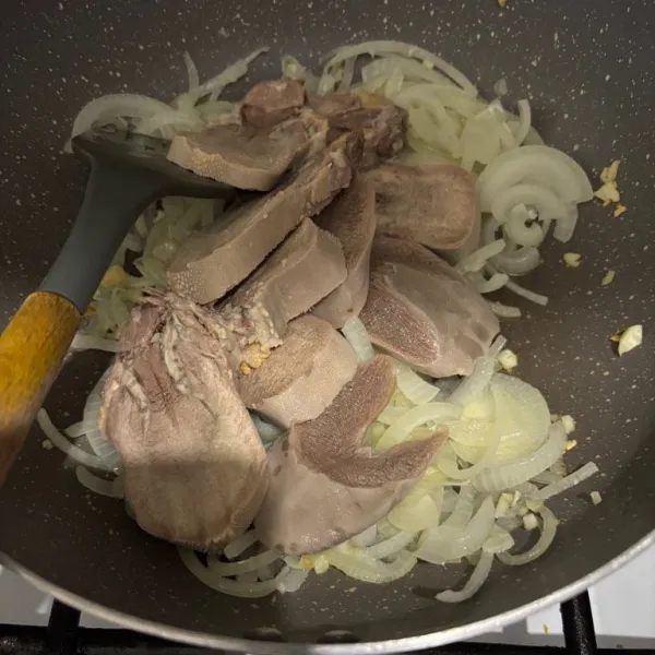 Buang kulit lidah dan potong-potong. Masukkan lidah ke dalam wajan.