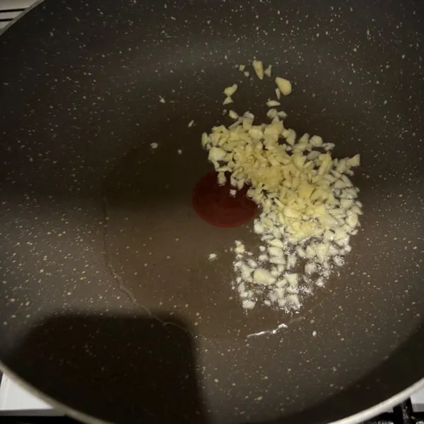 Cincang bawang putih. Panaskan minyak goreng, masukkan bawang putih.