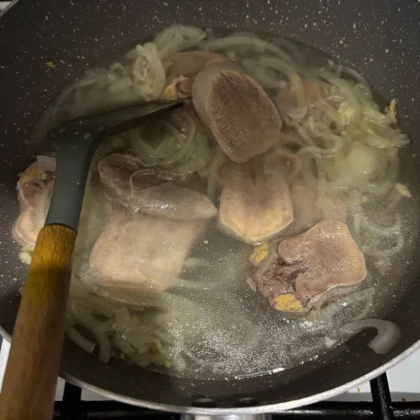 Tambahkan air.