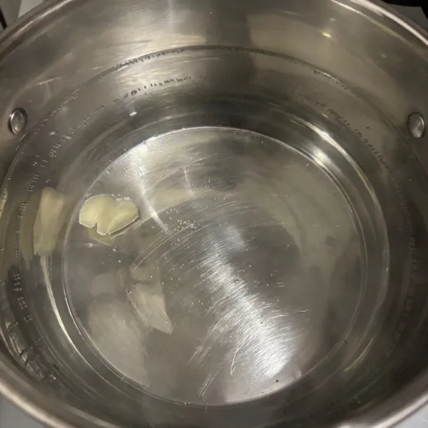 Masukkan bawang putih ke dalam air.