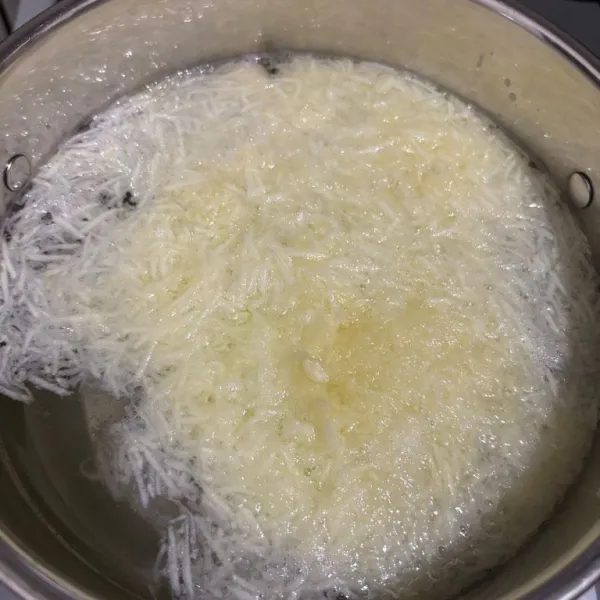 Cuci bersih zucchini, parut. Masukkan ke dalam panci.