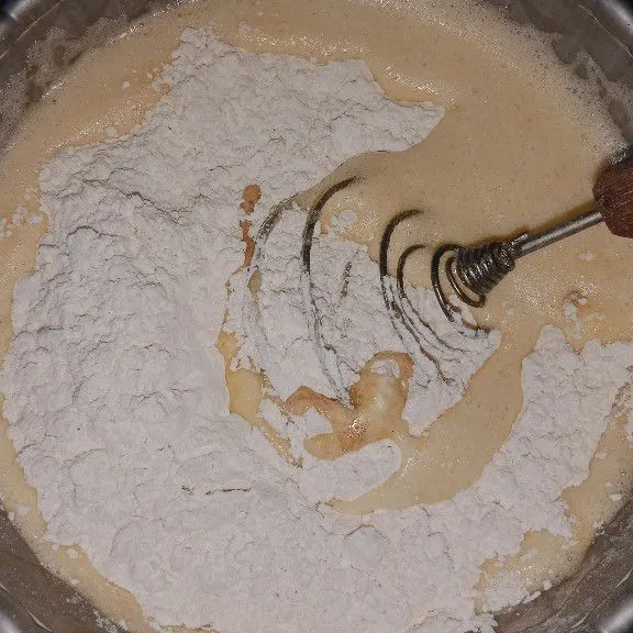 Masukkan tepung terigu, baking powder, dan garam. Kemudian aduk kembali.