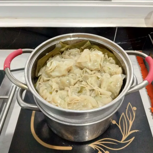 Setelah matang, matikan api kompor, siap dinikmati dengan saus sambal ataupun saus kacang.