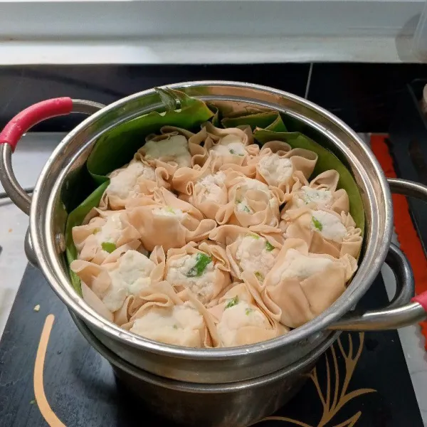 Panaskan panci pengukus, kukus siomay selama 25 menit atau sampai matang.