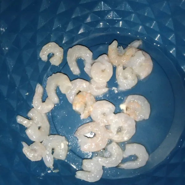 Cuci dan bersihkan udang terlebih dahulu lalu rendam dengan air garam dan perasan jeruk nipis.