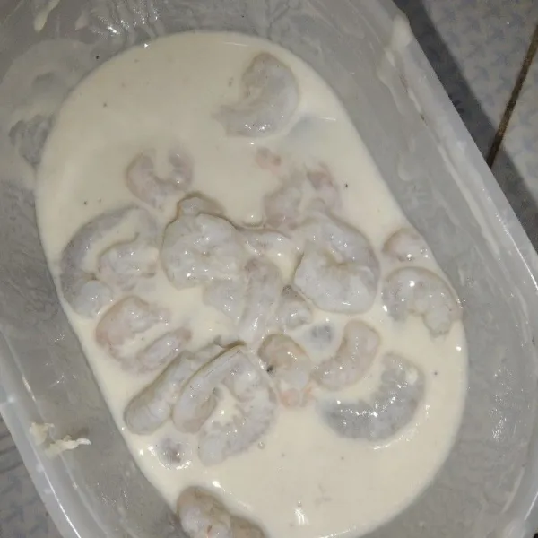 Celupkan udang ke tepung basah.