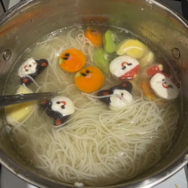 Masukkan bakso ikan karakter.