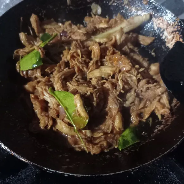 Aduk merata, kemudian masak sampai matang. Koreksi rasanya, lalu matikan api.