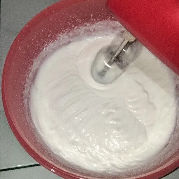 Kemudian buat whipe cream nya,mixer hingga kental berjejak.