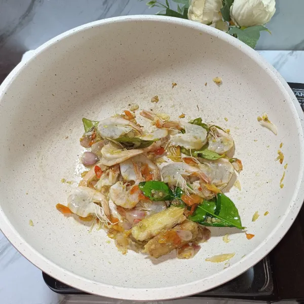 Panaskan secukupnya minyak,kemudian tumis bumbu uleg sampai harum,tambahkan daun salam, daun jeruk dan lengkuas, tumis sampai bumbu matang,masukkan udang, tumis sampai udang berubah warna.
