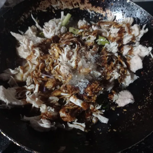 Masukkan ayam, air, garam, gula, lada, kaldu bubuk, dan kecap manis.