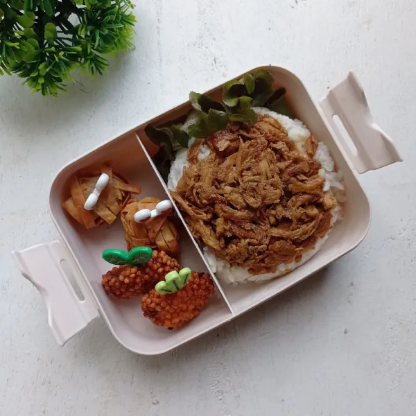 Lalu balik di kotak bekal. Sajikan dengan nugget crumble dan ayam rambutan sebagai pelengkap!
