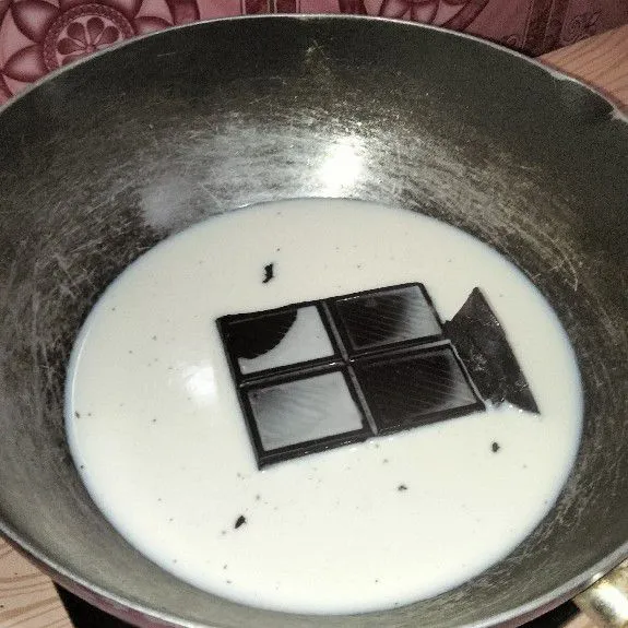 Untuk coklat ganachenya, dimasak hingga meletup letup,kemudian dinginkan sebentar.